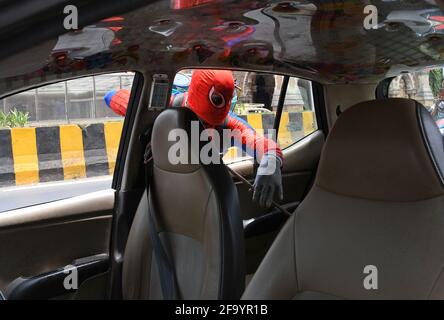 Mumbai, Inde. 21 avril 2021. Un homme habillé comme Spider Man désinfecte un taxi à l'extérieur de Chhatrapati Shivaji Maharaj Terminus, comme précaution contre la propagation du coronavirus. (Photo par Ashish Vaishnav/SOPA Images/Sipa USA) crédit: SIPA USA/Alay Live News Banque D'Images