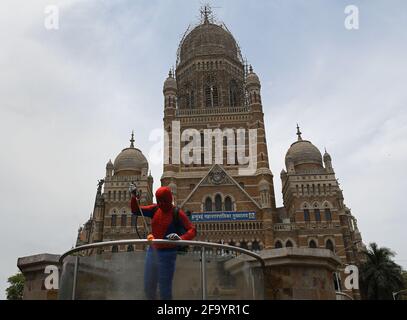 Mumbai, Inde. 21 avril 2021. Un homme habillé comme Spider Man désinfecte à l'extérieur du bâtiment de Corrporation municipale de Brihanmumbai (BMC), par mesure de précaution contre la propagation du coronavirus. (Photo par Ashish Vaishnav/SOPA Images/Sipa USA) crédit: SIPA USA/Alay Live News Banque D'Images
