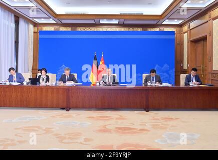 Pékin, Chine. 21 avril 2021. Le conseiller d'État chinois et ministre des Affaires étrangères Wang Yi rencontre le ministre allemand des Affaires étrangères Heiko Maas par liaison vidéo à Beijing, capitale de la Chine, le 21 avril 2021. Credit: Yue Yuewei/Xinhua/Alamy Live News Banque D'Images