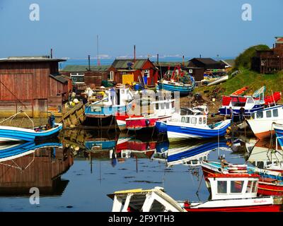 Les bateaux de pêche amarrés dans le trou du mec Harbour, Teesmouth, Redcar Cleveland UK Banque D'Images