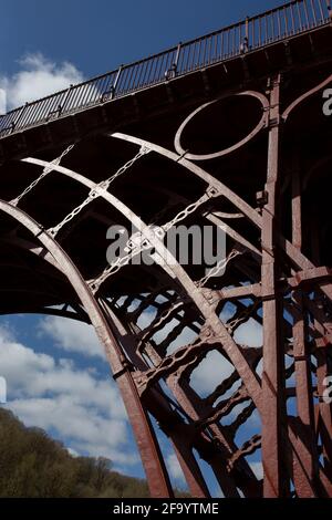 Ironbridge à Telford, Shropshire, Angleterre. Célèbre pour être le premier pont du monde construit à partir de fonte. C'est maintenant un site du patrimoine mondial de l'UNESCO Banque D'Images