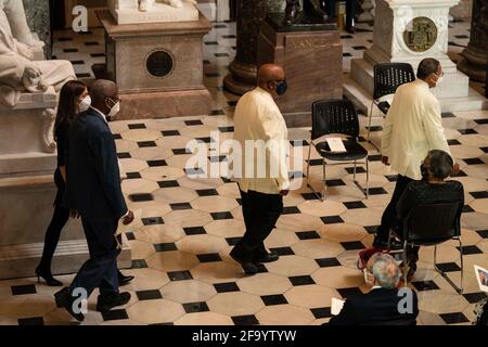 Washington, États-Unis. 21 avril 2021. Les membres arrivent à une cérémonie célébrant la vie du congressiste Alcee L. Hastings, D-Fla, dans la salle de statuaire du Capitole, à Washington DC, le 21 avril 2021. (Photo par Anna Moneymaker/Pool/Sipa USA) crédit: SIPA USA/Alay Live News Banque D'Images