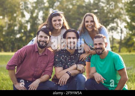 Portrait en gros plan d'un groupe d'amis dans un parc d'été. Banque D'Images