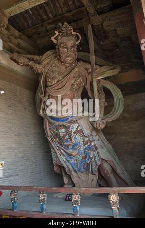 Une des deux statues en argile de Heng et Ha faites dans la dynastie de Liao dans la porte d'entrée du Temple de Dule à Jizhou, Tianjin, Chine. Banque D'Images