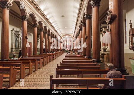 SUCHITOTO, EL SALVADOR - 7 AVRIL 2016 : intérieur de l'église Santa Lucia à Suchitoto, El Salvador Banque D'Images