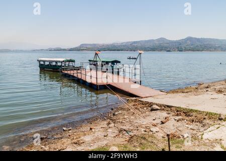 SUCHITOTO, EL SALVADOR - 10 AVRIL 2016 : bateaux et jetée flottante au lac Suchitlan près de Suchitoto, El Salvador Banque D'Images