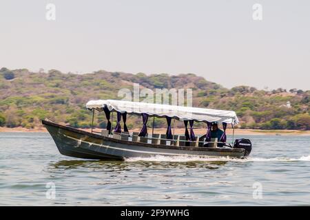 SUCHITOTO, EL SALVADOR - 10 AVRIL 2016 : traversée en ferry du lac Suchitlan près de Suchitoto, El Salvador Banque D'Images