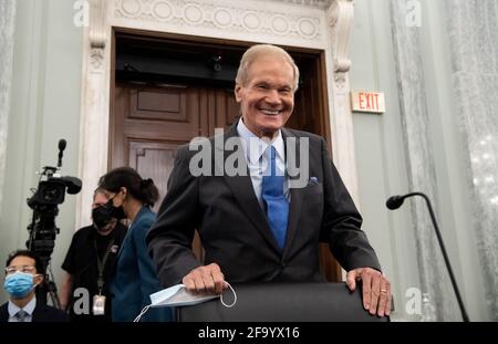 Bill Nelson, nommé administrateur de la NASA, arrive pour son audition de confirmation devant le Comité sénatorial sur le commerce, les sciences et les transports à Capitol Hill à Washington, DC, le 21 avril 2021. Photo de piscine par Graeme Jennings/UPI Banque D'Images