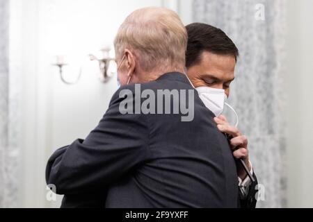 Le candidat à l'investiture de l'administrateur de la NASA, l'ancien sénateur américain Bill Nelson (démocrate de Floride), prend le pas sur le sénateur américain Marco Rubio (républicain de Floride), avant le début d'une audience de nomination du Comité sénatorial sur le commerce, la science et les transports à Capitol Hill, à Washington, le mercredi 21 avril 2021. Graeme Jennings / Pool via CNP | utilisation dans le monde entier Banque D'Images