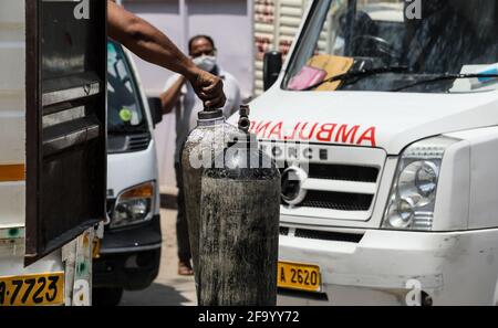 New Delhi, Inde. 21 avril 2021. Des bouteilles d'oxygène à usage médical à une station de charge pendant la deuxième vague de pandémie de Covid-19. Sutter Pradesh Maharashtra, Gujrat et Madhya Pradesh ont signalé mardi 259,170 nouveaux cas d'infection par le covid-19 et 1,761 décès. (Photo par Naveen Sharma/SOPA Images/Sipa USA) crédit: SIPA USA/Alay Live News Banque D'Images