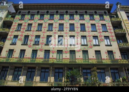 Vue sur le paysage de façade de magnifiques appartements de style art nouveau Majolikahaus d'Otto Wagner, Vienne, Autriche Banque D'Images