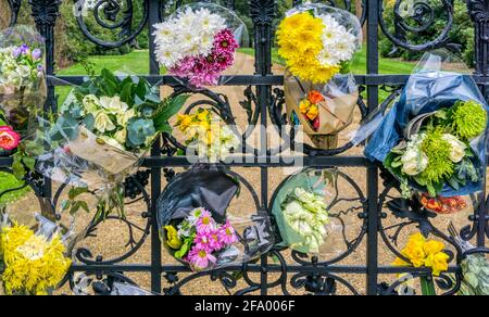 Certaines des fleurs laissées par le public à Sandringham Maison pendant la période de deuil public suivant la mort Du duc d'Édimbourg Banque D'Images