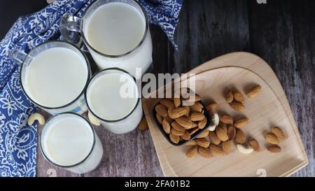 Lait de vache, une excellente source de protéines, boissons populaires, isolé dans fond sombre, fond en bois Banque D'Images