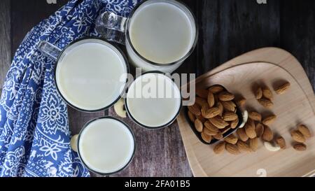 Lait de vache, une excellente source de protéines, boissons populaires, isolé dans fond sombre, fond en bois Banque D'Images