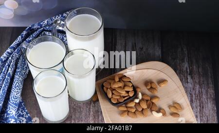 Lait de vache, une excellente source de protéines, boissons populaires, isolé dans fond sombre, fond en bois Banque D'Images