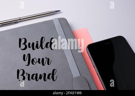 Créez votre marque écrite sur un ordinateur portable. Banque D'Images