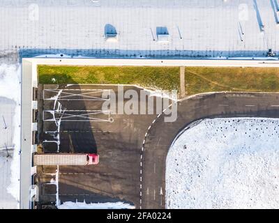 Vue aérienne des chariots en déchargement au centre logistique. Photographie de drone. Banque D'Images