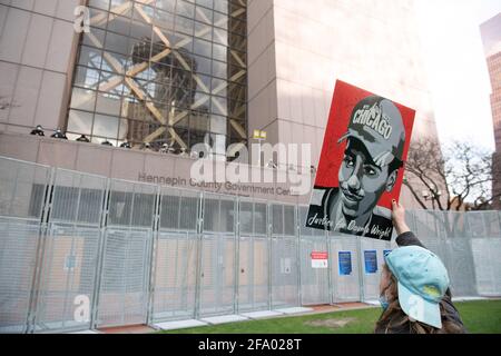 Minneapolis, États-Unis. 20 avril 2021. Une femme tient un signe du juge pour Daunte Wright après le verdict du procès de Derek Chauvin devant le palais de justice du comté de Hennepin le 20 avril 2021 à Minneapolis, Minnesota. Photo: Chris Tuite/imageSPACE/Sipa USA crédit: SIPA USA/Alay Live News Banque D'Images