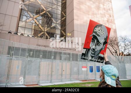Minneapolis, États-Unis. 20 avril 2021. Une femme tient un signe du juge pour Daunte Wright après le verdict du procès de Derek Chauvin devant le palais de justice du comté de Hennepin le 20 avril 2021 à Minneapolis, Minnesota. Photo: Chris Tuite/imageSPACE/Sipa USA crédit: SIPA USA/Alay Live News Banque D'Images