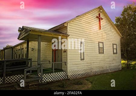 Petite église de campagne avec une Croix-Rouge. Photographié sur les routes arrière du Texas. Banque D'Images