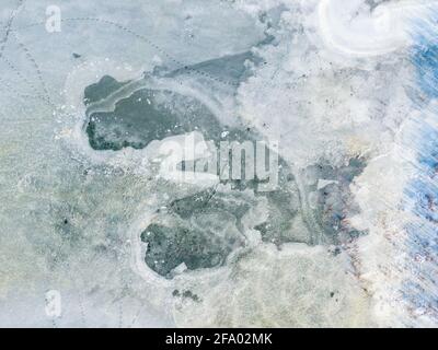 Vol au-dessus de glace de brise de lac gelée, Lituanie. Photographie aérienne en hiver. Banque D'Images