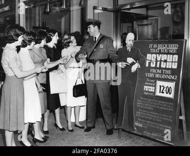 Le garde de sécurité de Pinkerton EDWARD MORAN devant le Baronet Movie Theatre À New York, la ville refuse l'admission tardive à 5 femmes Vouloir voir PSYCHO 1960 réalisateur ALFRED HITCHCOCK roman Robert Bloch Music Bernard Herrmann Shamley Productions ./ Paramount Pictures Banque D'Images