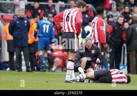 SOUTHAMPTON V ARSENAL van persie est envoyé après la pluie Down le saux 26/2/2005 PHOTO DAVID ASHDOWNPREMIERSHIP FOOTBALL Banque D'Images