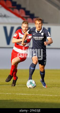 Heidenheim, Allemagne. 21 avril 2021. Firo: 21 avril 2021, ballon de football, 2ème Bundesliga, saison 2020/2021, 1er FC Heidenheim - VfL Bochum c. Left Robert Leipertz (1.FC Heidenheim) et Robert Tesche (VfL Bochum) | utilisation dans le monde crédit: dpa/Alay Live News Banque D'Images