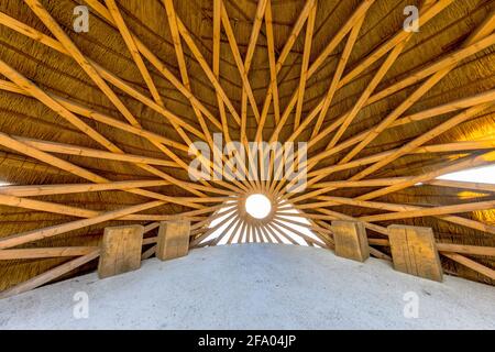 Construction abstraite en bois à l'intérieur de l'observatoire d'oiseaux TIJ pour la réserve naturelle de Scheelhoek. Entièrement construit de manière écologique c'est un endroit unique t Banque D'Images