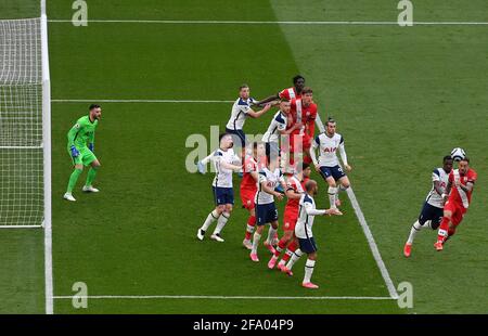 Danny ings de Southampton (à droite) marque le but d'ouverture lors du match de la Premier League au Tottenham Hotspur Stadium, Londres. Date de la photo: Mercredi 21 avril 2021. Banque D'Images