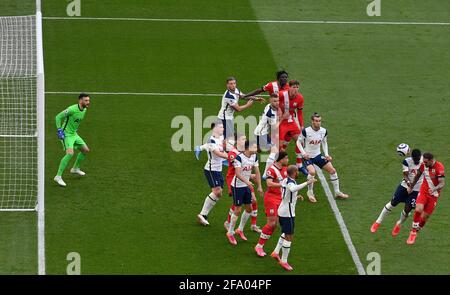 Danny ings de Southampton (à droite) marque le but d'ouverture lors du match de la Premier League au Tottenham Hotspur Stadium, Londres. Date de la photo: Mercredi 21 avril 2021. Banque D'Images