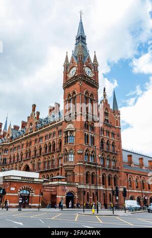 L'hôtel Renaissance London St Pancras station, au-dessus de Londres, Royaume-Uni, conçu par George Gilbert Scott et ouvert à l'origine en 1873 Banque D'Images