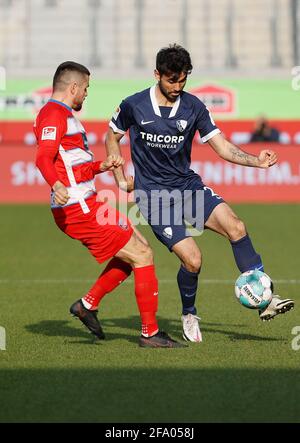 Heidenheim, Allemagne. 21 avril 2021. Firo: 21 avril 2021, ballon de football, 2ème Bundesliga, saison 2020/2021, 1er FC Heidenheim - VfL Bochum c. Left Marnon Busch (1.FC Heidenheim) et Gerrit Holtmann (VfL Bochum) | usage dans le monde crédit: dpa/Alay Live News Banque D'Images