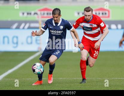 Heidenheim, Allemagne. 21 avril 2021. Firo: 21 avril 2021, ballon de football, 2ème Bundesliga, saison 2020/2021, 1er FC Heidenheim - VfL Bochum c. Left Cristian Gamboa (VfL Bochum) et Tobias Mohr (1.FC Heidenheim) | usage dans le monde crédit: dpa/Alay Live News Banque D'Images