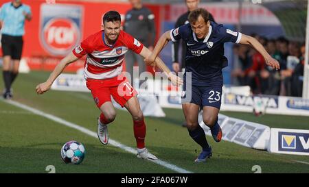 Heidenheim, Allemagne. 21 avril 2021. Firo: 21 avril 2021, ballon de football, 2ème Bundesliga, saison 2020/2021, 1er FC Heidenheim - VfL Bochum c. Left Denis Thomalla (1.FC Heidenheim) et Robert Tesche (VfL Bochum) | utilisation dans le monde crédit: dpa/Alay Live News Banque D'Images