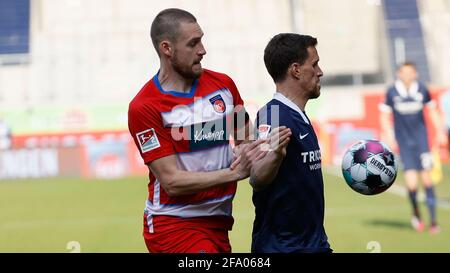 Heidenheim, Allemagne. 21 avril 2021. Firo: 21 avril 2021, ballon de football, 2ème Bundesliga, saison 2020/2021, 1er FC Heidenheim - VfL Bochum c. Left Patrick Mainka (1.FC Heidenheim) et Simon Zoller (VfL Bochum) | utilisation dans le monde crédit: dpa/Alay Live News Banque D'Images