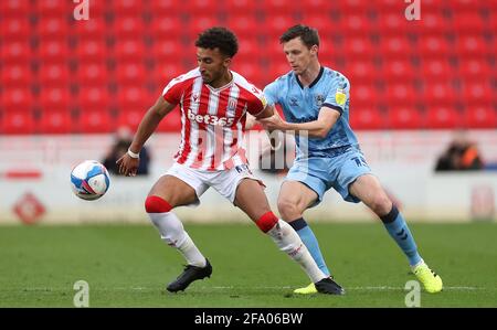 Jacob Brown (à gauche) de Stoke City et Dominic Hyam de Coventry City se battent pour le ballon lors du championnat Sky Bet au stade bet365, Stoke-on-Trent. Date de la photo: Mercredi 21 avril 2021. Banque D'Images