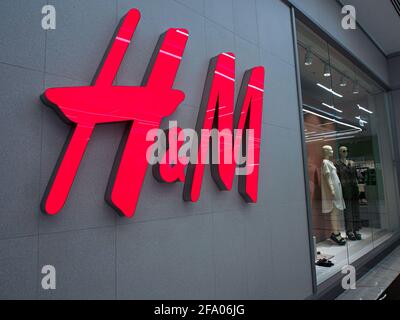 Moscou, Russie. 21 avril 2021. Le logo H&M est visible sur le mur du magasin à Moscou. Credit: Alexander Sayganov/SOPA Images/ZUMA Wire/Alay Live News Banque D'Images