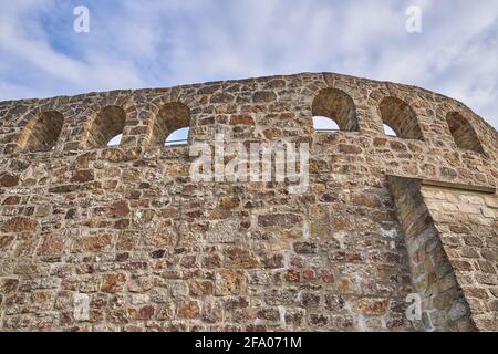 Petites fenêtres dans le mur, château de Bad Iburg, Osnabruecker pays, Basse-Saxe, Allemagne Banque D'Images