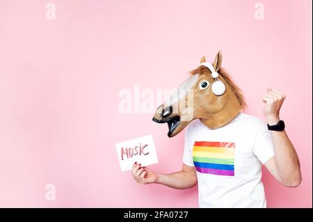 l'homme dans un masque de cheval tient un signe qui dit 'musique' Banque D'Images