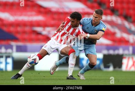 Jacob Brown (à gauche) de Stoke City et Leo Ostigard de Coventry City se battent pour le ballon lors du championnat Sky Bet au stade bet365, Stoke-on-Trent. Date de la photo: Mercredi 21 avril 2021. Banque D'Images