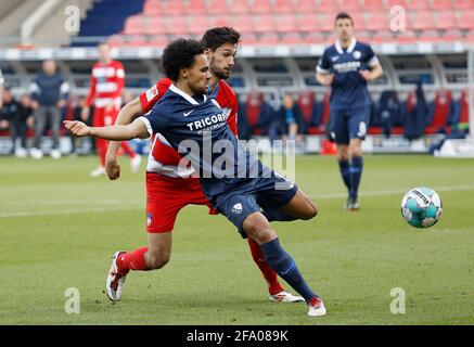 Heidenheim, Allemagne. 21 avril 2021. Firo: 21 avril 2021, ballon de football, 2ème Bundesliga, saison 2020/2021, 1er FC Heidenheim - VfL Bochum c. Left Tim Kleindienst (1.FC Heidenheim) et Herbert Bockhorn (VfL Bochum) | utilisation dans le monde crédit: dpa/Alay Live News Banque D'Images