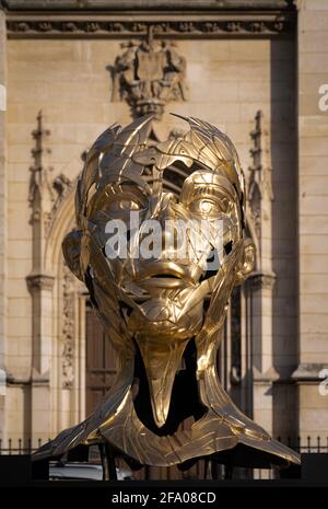 Paris, France - 03 28 2021 : vue sur l'exposition en plein air de statues de bronze au coucher du soleil Banque D'Images