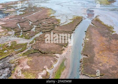 vue aérienne d'un estuaire à marée basse montrant des vasières coasta rivale copy space en haut à droite Banque D'Images