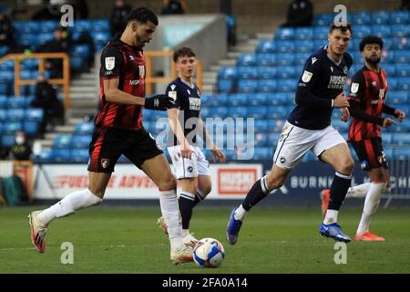 Londres, Royaume-Uni. 21 avril 2021. Dominic Solanke, de Bournemouth (L), marque son équipe au 4e but. EFL Skybet Championship Match, Millwall v AFC Bournemouth au Den à Londres le mercredi 21 avril 2021. Cette image ne peut être utilisée qu'à des fins éditoriales. Utilisation éditoriale uniquement, licence requise pour une utilisation commerciale. Aucune utilisation dans les Paris, les jeux ou les publications d'un seul club/ligue/joueur. photo par Steffan Bowen/Andrew Orchard sports photographie/Alay Live news crédit: Andrew Orchard sports photographie/Alay Live News Banque D'Images