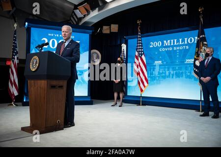 Washington, DC, États-Unis. 21 avril 2021. Le président américain Joe Biden s'exprime dans l'immeuble Eisenhower Executive Office à Washington, DC, Etats-Unis, le mercredi 21 avril, 2021. Biden a annoncé que les États-Unis atteindrons leur objectif jeudi de donner 200 millions de vaccins dans ses 100 premiers jours au pouvoir, tout en pivotant vers une nouvelle phase de la campagne en exhortant les entreprises à rendre la vaccination aussi accessible que possible. Crédit: Sarah Silbiger/Pool via CNP | usage dans le monde crédit: dpa/Alay Live News Banque D'Images