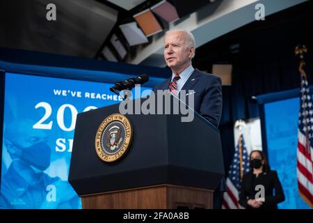 Washington, DC, États-Unis. 21 avril 2021. Le président américain Joe Biden s'exprime dans l'immeuble Eisenhower Executive Office à Washington, DC, Etats-Unis, le mercredi 21 avril, 2021. Biden a annoncé que les États-Unis atteindrons leur objectif jeudi de donner 200 millions de vaccins dans ses 100 premiers jours au pouvoir, tout en pivotant vers une nouvelle phase de la campagne en exhortant les entreprises à rendre la vaccination aussi accessible que possible. Crédit: Sarah Silbiger/Pool via CNP | usage dans le monde crédit: dpa/Alay Live News Banque D'Images