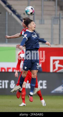 Heidenheim, Allemagne. 21 avril 2021. Firo: 21 avril 2021, ballon de football, 2ème Bundesliga, saison 2020/2021, 1er FC Heidenheim - VfL Bochum c. Left Jan Schoeppner (1.FC Heidenheim) et Robert Zulj (VfL Bochum) | utilisation dans le monde crédit: dpa/Alay Live News Banque D'Images