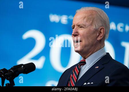 Washington, DC, États-Unis. 21 avril 2021. Le président américain Joe Biden s'exprime dans l'immeuble Eisenhower Executive Office à Washington, DC, Etats-Unis, le mercredi 21 avril, 2021. Biden a annoncé que les États-Unis atteindrons leur objectif jeudi de donner 200 millions de vaccins dans ses 100 premiers jours au pouvoir, tout en pivotant vers une nouvelle phase de la campagne en exhortant les entreprises à rendre la vaccination aussi accessible que possible. Crédit: Sarah Silbiger/Pool via CNP | usage dans le monde crédit: dpa/Alay Live News Banque D'Images