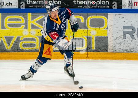 Jan Kovar # 43 (EV Zug) pendant le match de hockey sur glace final du quart de la Ligue nationale 5 entre EV Zug et SC Berne le 21 avril 2021 dans la Bossard Arena à Zug. (Suisse/Croatie SORTIE) crédit: SPP Sport presse photo. /Alamy Live News Banque D'Images